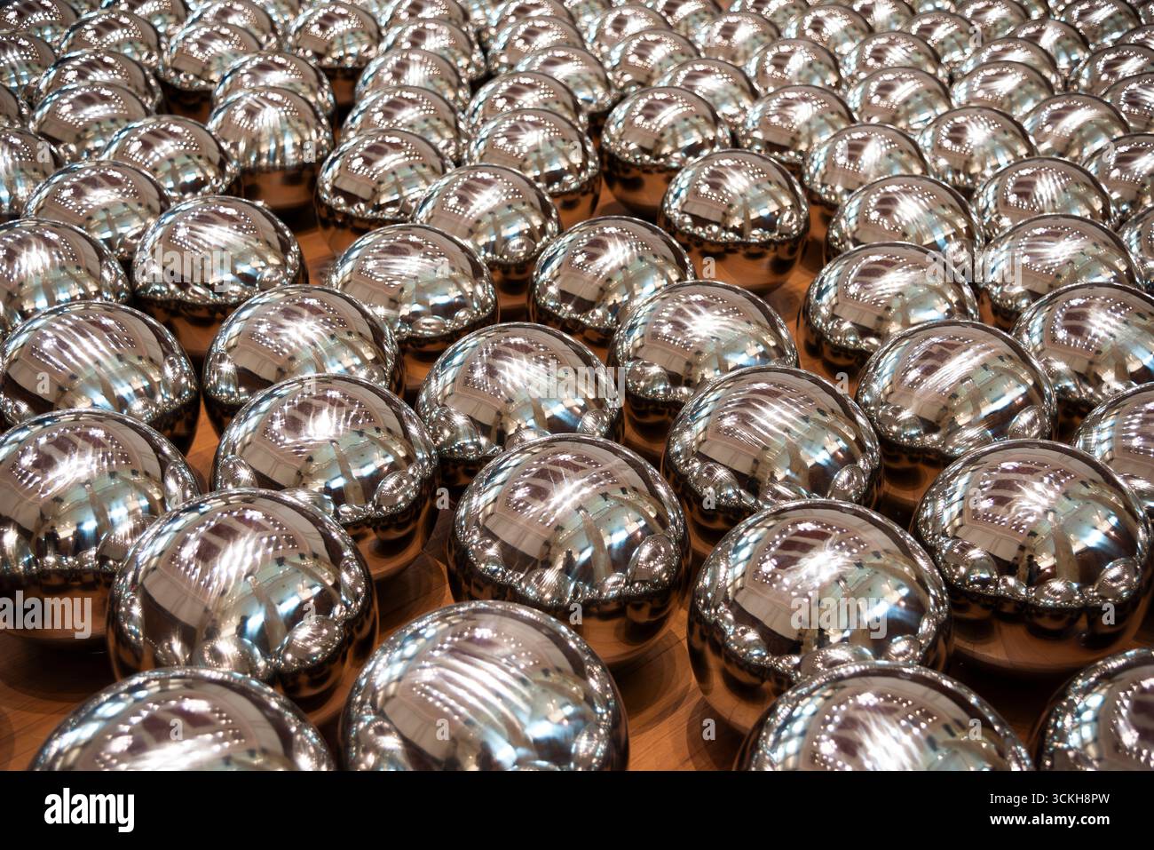 SINGAPORE - Installation view of 'narcissist Garden' (1966) di Yayoi Kusama at the Life is the Heart of a Rainbow Exhibition presso la National Gallery. Foto Stock