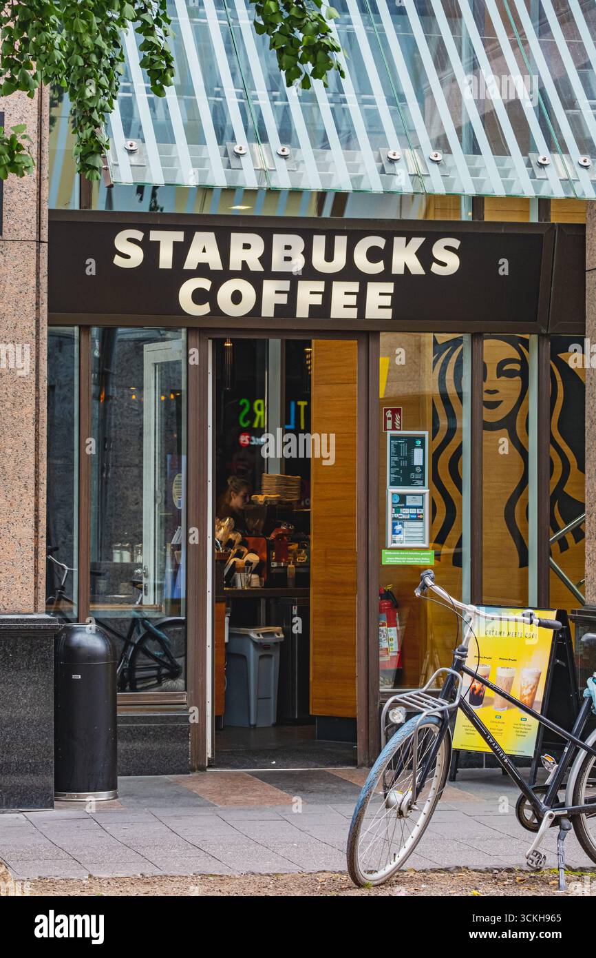 Ingresso al bar Starbucks con logo del marchio Foto Stock