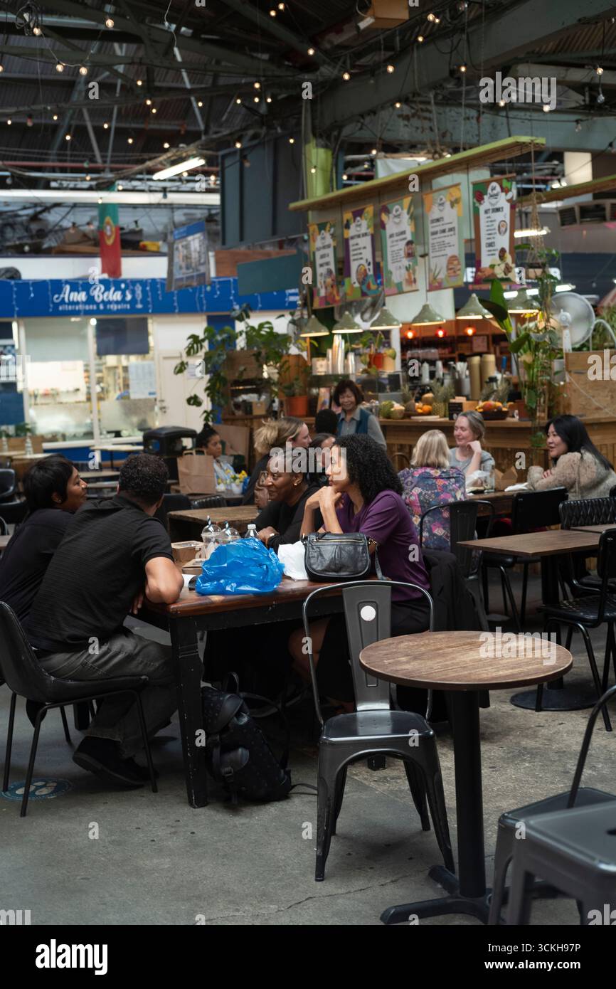 Quartieri alla moda - TOOTING, con un'atmosfera multiculturale, abbondanti ristoranti e mercati diversi e un forte senso di comunità, Londra, Regno Unito Foto Stock