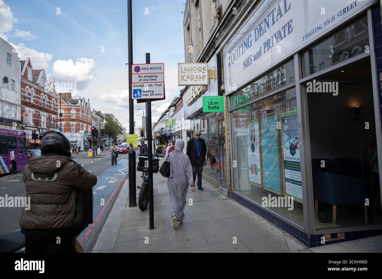 Quartieri alla moda - TOOTING, con un'atmosfera multiculturale, abbondanti ristoranti e mercati diversi e un forte senso di comunità, Londra, Regno Unito Foto Stock