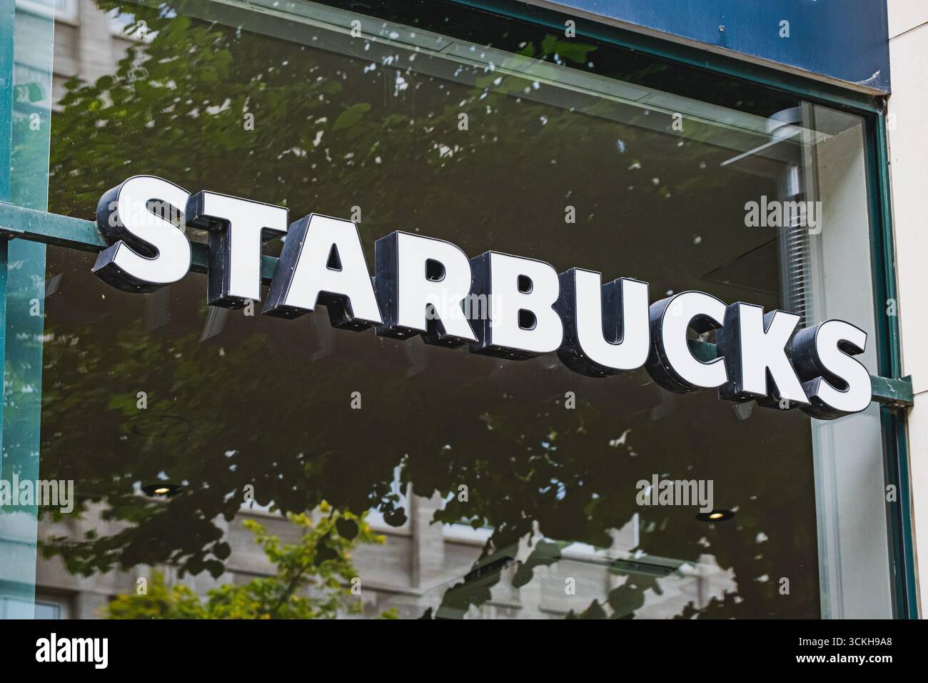 Logo del marchio Starbucks Coffee Shop accanto all'ingresso Foto Stock