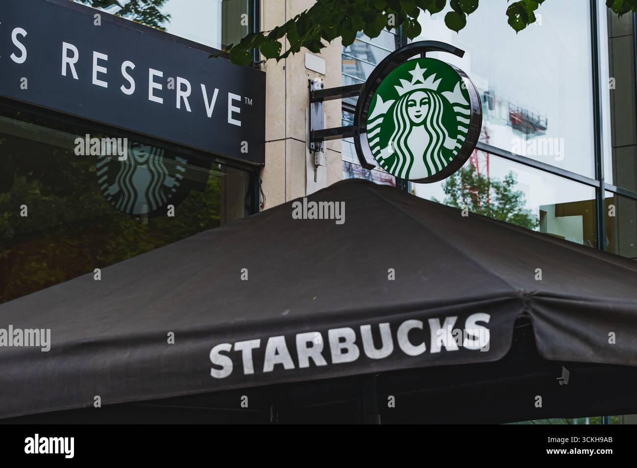 Caffetteria Starbucks con logo del marchio all'esterno di un edificio Foto Stock