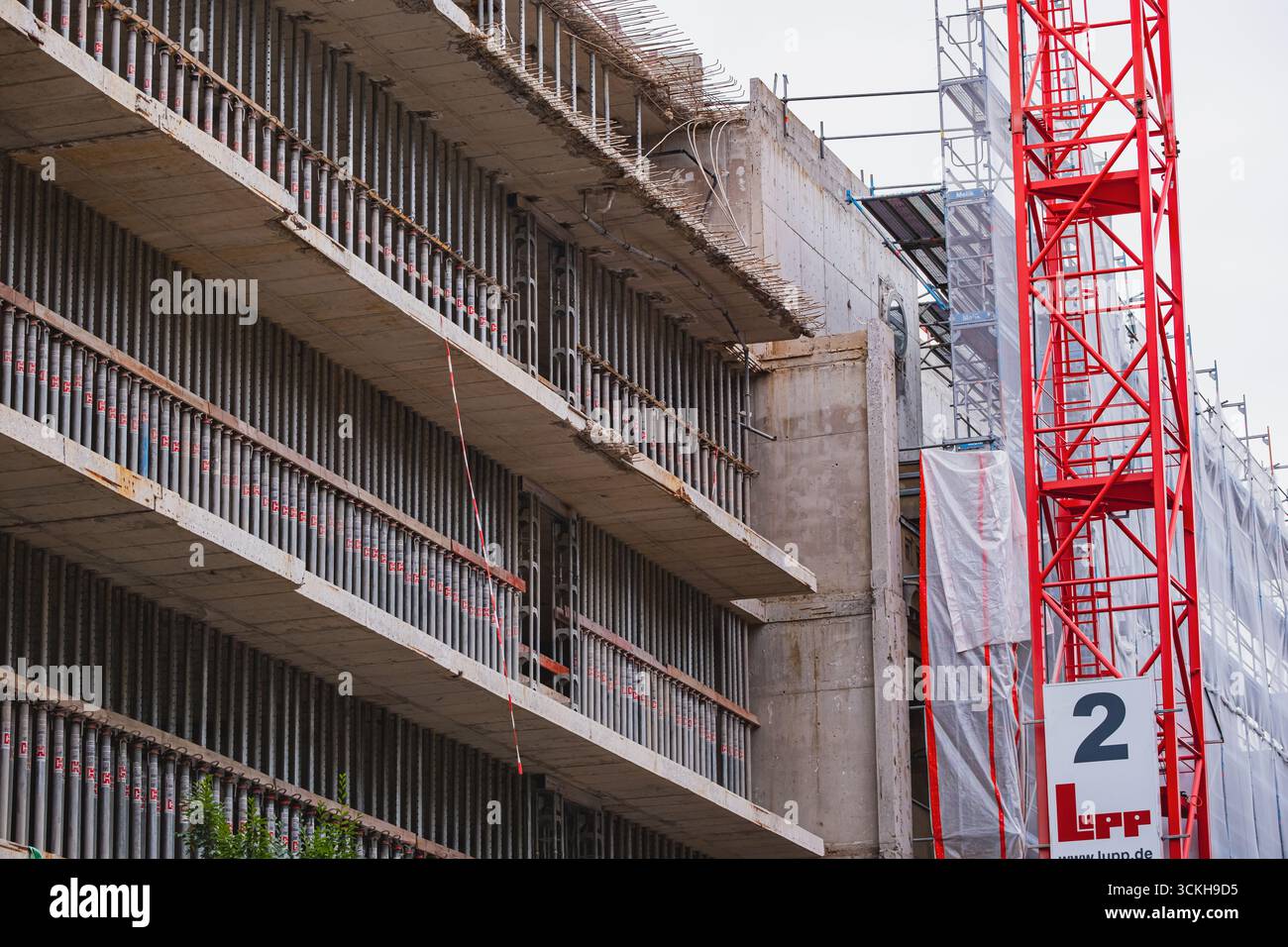 Cantiere di un moderno edificio per uffici nel centro della città Foto Stock