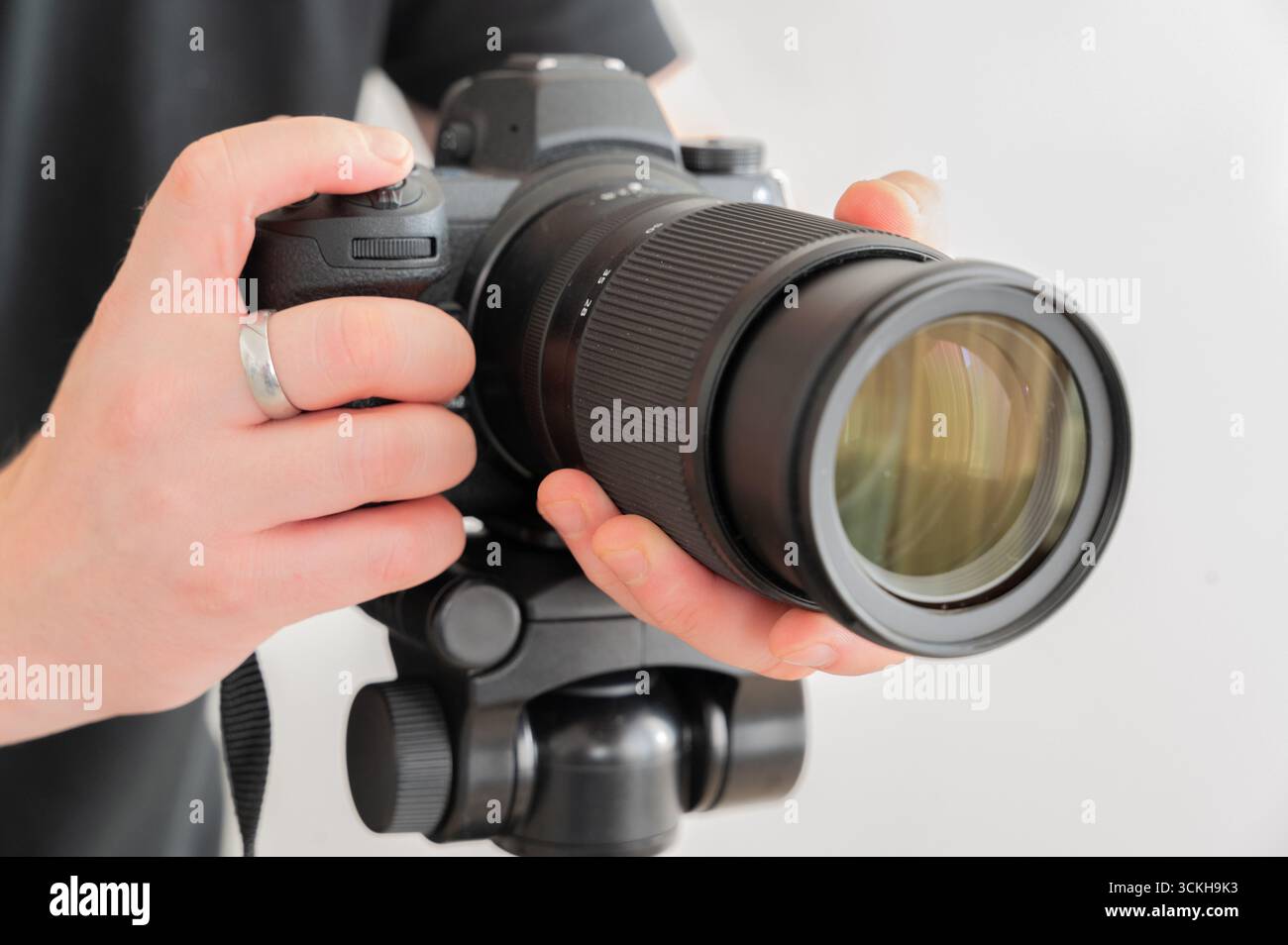 Acquisizione di immagini mozzafiato con una fotocamera professionale e un teleobiettivo Foto Stock