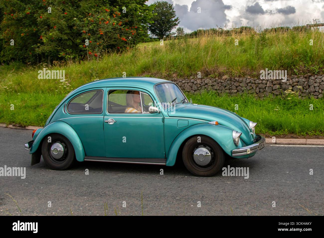 1972 70 anni '70 metallizzato Turchese VW Volkswagen Beetle 1300; al Wheels Up North Weekender classico vintage, performance, collezionisti e appassionati di motori. Kendal, Regno Unito Foto Stock