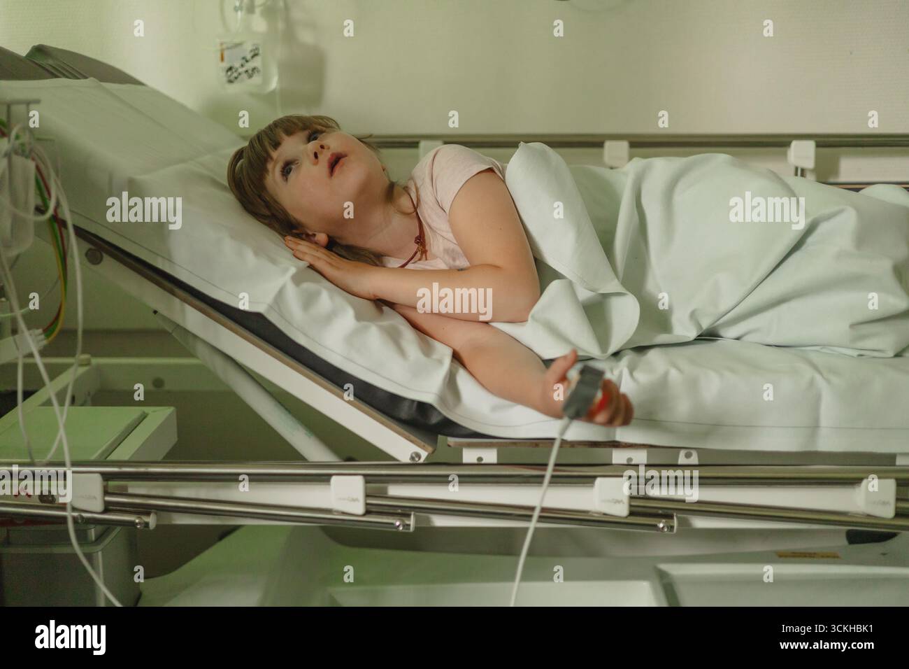 Una ragazza è in ospedale. Visita medica, clinica per bambini Foto Stock