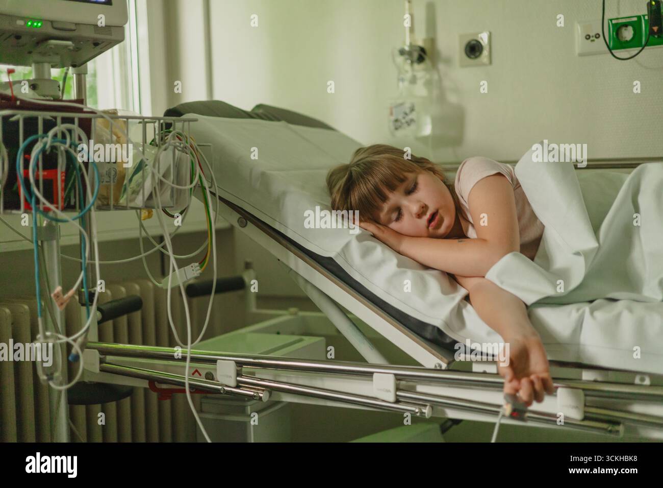 Una ragazza è in ospedale. Visita medica, clinica per bambini Foto Stock