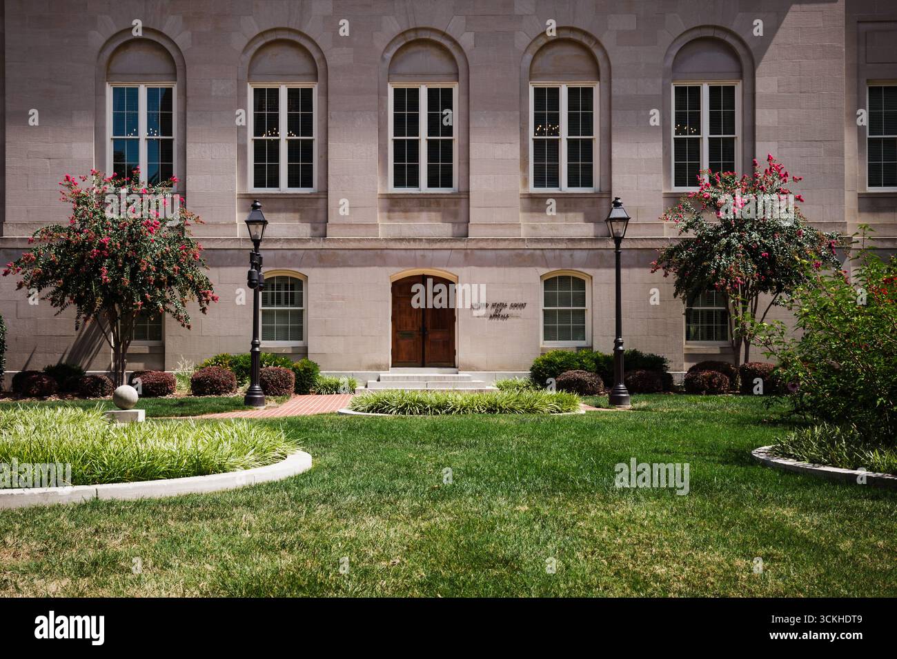 Facciata di E. Barrett Prettyman Courthouse con giardini Foto Stock