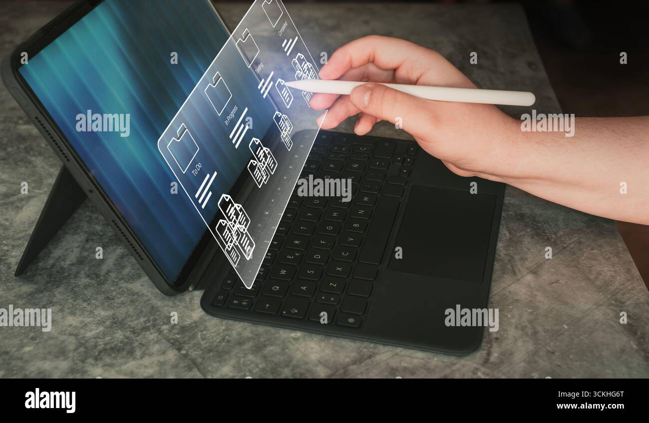 Sviluppatore aziendale. Donna utilizza software per la gestione dei progetti su tablet digitali con interfaccia futuristica. Strumento di intelligenza artificiale. Foto Stock
