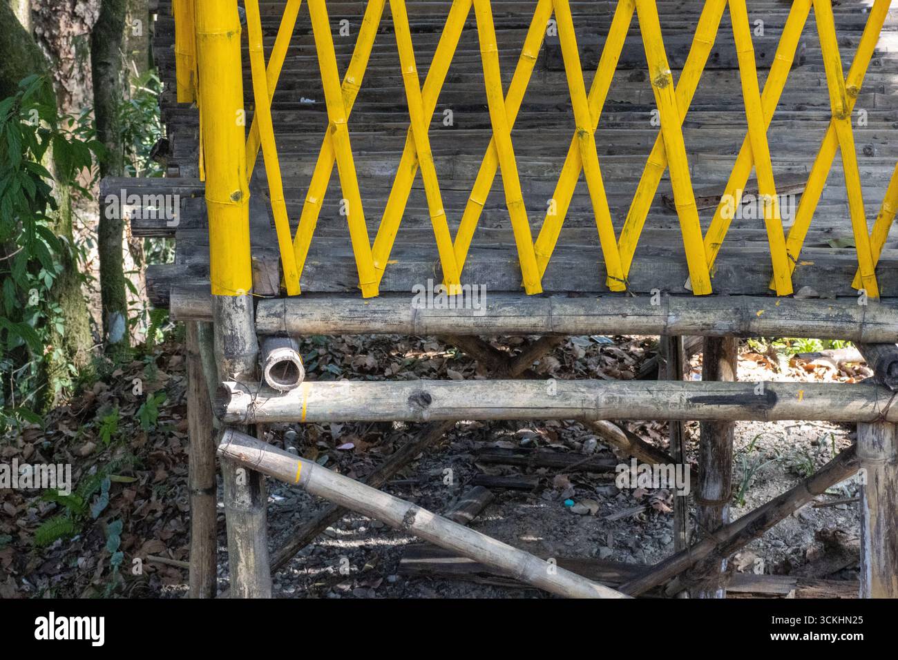 Dettaglio giallo delle ringhiere del tubo di ferro a Darjeeling, India Foto Stock