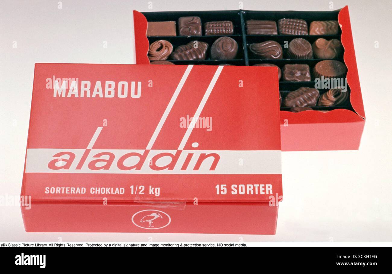 La prima scatola di cioccolato 1939. La prima scatola Aladdin conteneva 18 dei cioccolatini più amati dal produttore svedese Marabou. Ispirata al produttore inglese di cioccolato Rowntree & co, la scatola è stata lanciata nel 1939. L'attuale scatola di cioccolato svedese della stessa marca contiene due strati di pezzi. La regola è che non è possibile iniziare dal secondo livello fino a quando il primo non è vuoto. La scatola di Aladdin, lanciata da Marabou nel 1939, è un'amata tradizione svedese, spesso donata durante le festività natalizie, simboleggiando calore e festività. L'immagine mostra un'edizione degli anni '1970 della scatola. Foto Stock