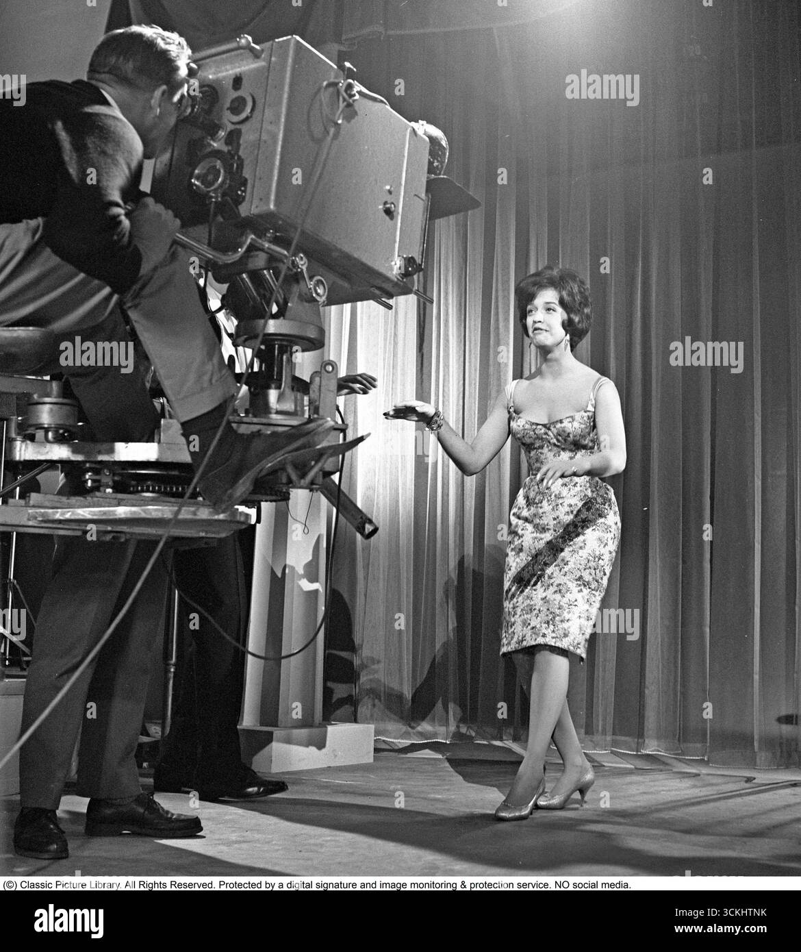 Barbro 'Lill-Babs' Svensson (9 marzo 1938 – 3 aprile 2018) è stata una cantante e attrice svedese. Nel 1961 ha recitato nel film Svenska Floyd, dove ha eseguito le canzoni EN tuff brud i lyxförpackning, Vad vore livet utan cha-cha-cha? E 'Knockout!' La sua vibrante performance nel film ha mostrato il suo carisma e ha contribuito alla sua crescente fama durante i primi anni '1960 Nella foto di The filmstudio quando è protagonista del film Svenska Floyd 1961. Kristoffersson rif. CS62-1 Foto Stock