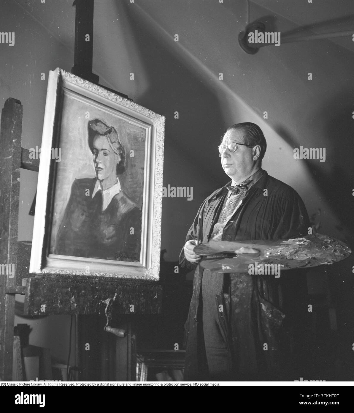 Bertel Bertel-Nordström. Artista visivo (1884-1967), nato a Helsinki, morì a Stoccolma. Formatosi a Stoccolma, Copenaghen e Parigi, dipinse paesaggi suggestivi e scene di Stoccolma. Nella foto del suo studio, lavorando su un dipinto di una donna, 1945. Le sue radici nordiche e la formazione parigina hanno plasmato i suoi paesaggi lirici. Conosciuto per i nostalgici panorami di Stoccolma, il suo lavoro cattura il fascino nordico della metà del XX secolo, attraendo gli amanti dell'arte alla ricerca di bellezze storiche e naturali. Kristoffersson rif. R68-3 Foto Stock