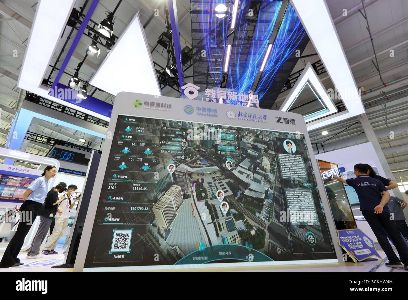 PECHINO, CINA - 12 SETTEMBRE 2025 - il pubblico ha appreso le soluzioni basate su scenari di "New Map of Education" alla China International Fair for Trade in Services (CIFTIS) del 2025 a Pechino, Cina, il 12 settembre 2025. Foto Stock