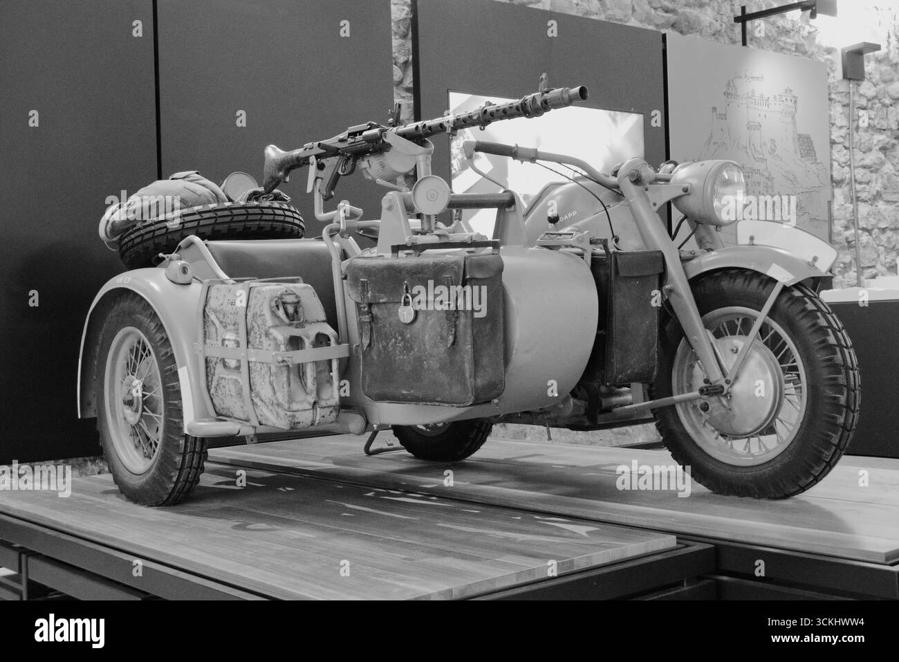 ROVERETO, ITALIA 22 OTTOBRE 2024: Foto in bianco e nero di una vecchia motocicletta militare della seconda guerra mondiale al museo di Rovereto in provincia Foto Stock