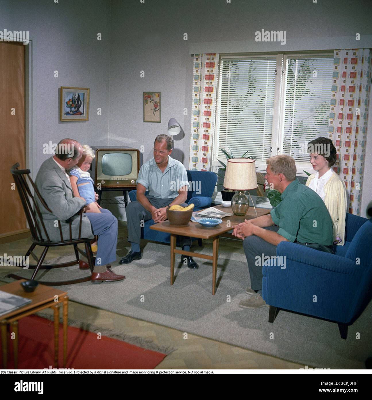 Televisione negli anni '1950 Un design tv tipico dell'era, con la possibilità di visualizzare solo trasmissioni in bianco e nero e un solo canale. Le manopole sui comandi anteriori consentono di controllare l'immagine e l'audio. Borohus – Un'eredità abitativa svedese Borohus è uno storico produttore di case svedesi con radici risalenti alla fine degli anni '1800 In risposta al crescente movimento di proprietà familiare degli anni '1920, la società iniziò la produzione su larga scala a Landsbro, Småland. Il nome è un'abbreviazione di Bo i ro i eget bo — "vivi in pace nella tua casa". Verso la metà del XX secolo, Borohus divenne il più grande produttore svedese di Foto Stock