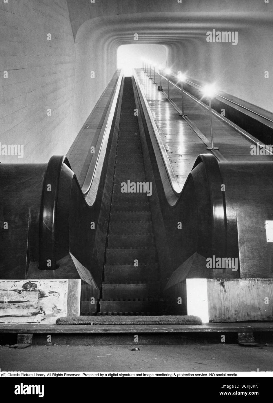 La scala mobile di Skansen. Aperta il 30 aprile 1938 dal re Gustavo V e dalla principessa Ingeborg, era la scala mobile più lunga d'Europa all'epoca, anche se non la prima in Svezia. Si estende per 45 metri con un'ascesa di 18,5 metri e ha addebitato una tariffa per l'uso per molti anni. L’apertura del 1938 della scala mobile di Skansen ha segnato una pietra miliare nell’ingegneria europea, riflettendo gli investimenti della Svezia nel settore delle infrastrutture pubbliche e del turismo, in particolare a Skansen, il più antico museo all’aperto del mondo. Foto Stock