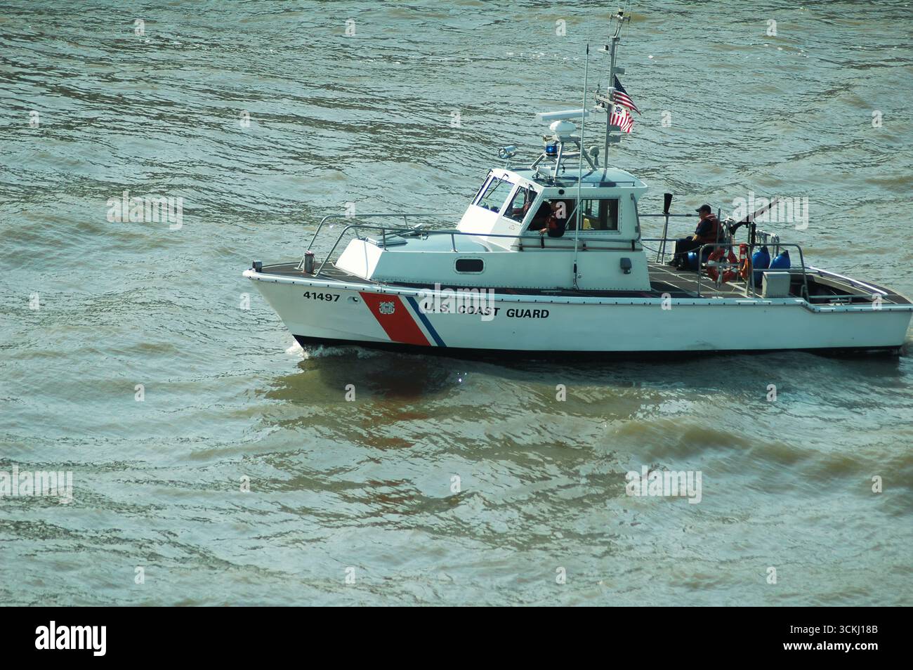 04/18/2022 - New York, USA: Motovedetta della Guardia Costiera statunitense che naviga su un fiume a New York. La nave presenta l'emblema della Guardia Costiera degli Stati Uniti e l'America Foto Stock