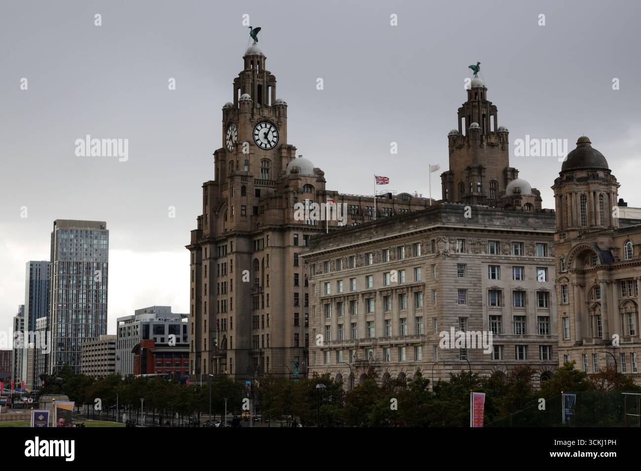 Il Royal Liver Building e il Cunard Building, con cieli spettacolari al crepuscolo Foto Stock