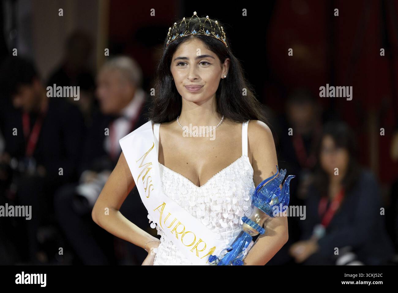 Venezia, Italia - 3 settembre 2025: Ginevra De Biasi durante il Red carpet di - Cartier Glory al Filmmaker Award 2025 e nella mano di Dante - dur Foto Stock