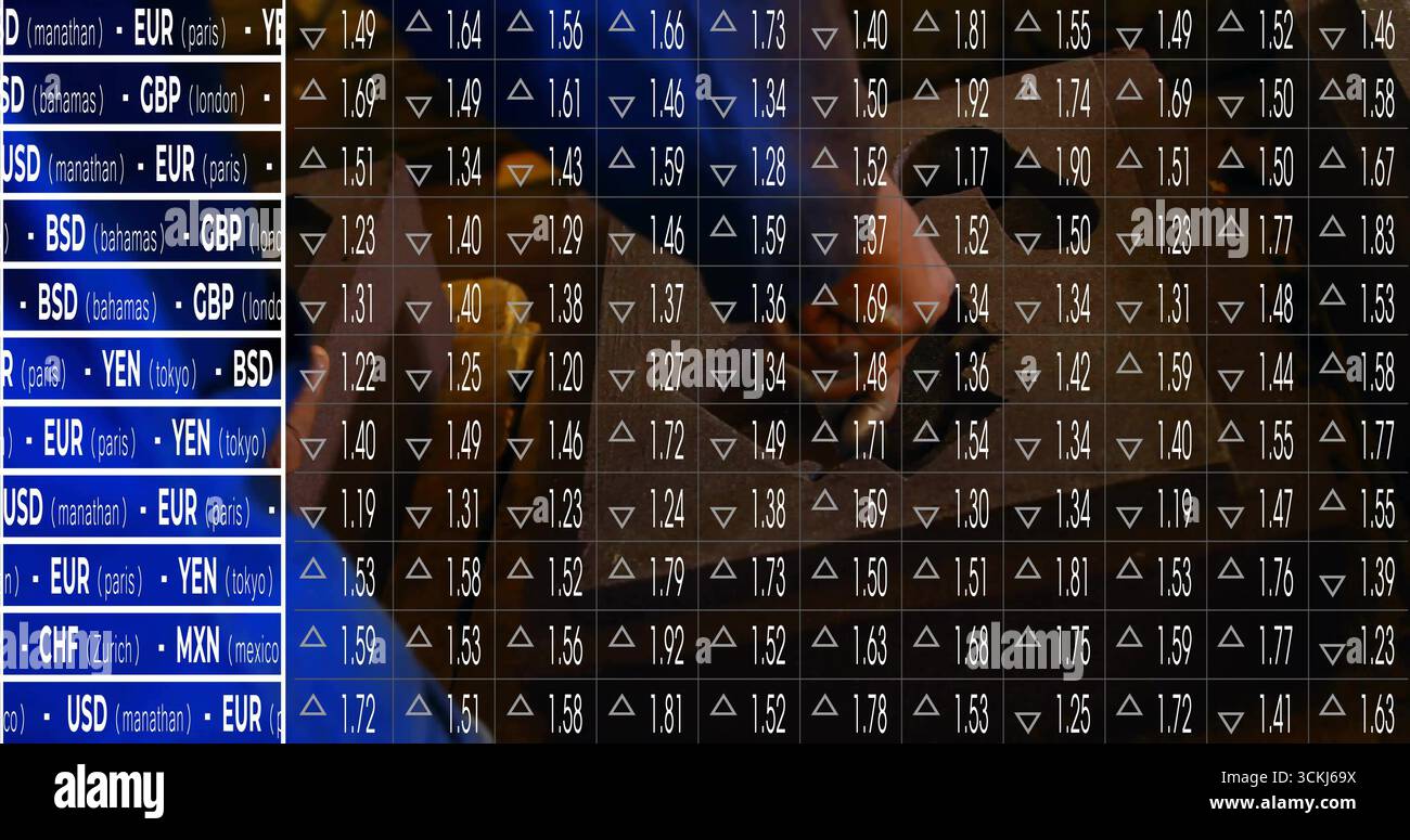 Visualizzazione della sovrapposizione della griglia del tasso di cambio delle valute digitali sul piano di negoziazione, con icone a freccia e scrivanie Foto Stock