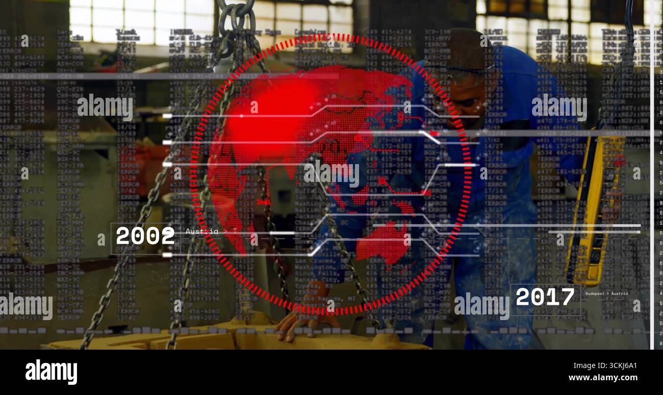 Tecnico in tute che allinea la parte metallica sotto il paranco all'interno dell'officina, globo rosso timeline Foto Stock