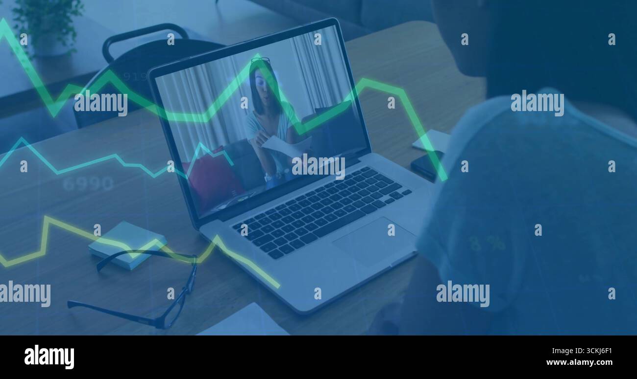 Unisciti a un addetto alle riunioni a distanza che digita sul computer portatile alla scrivania dell'ufficio di casa, con smartphone e documenti Foto Stock