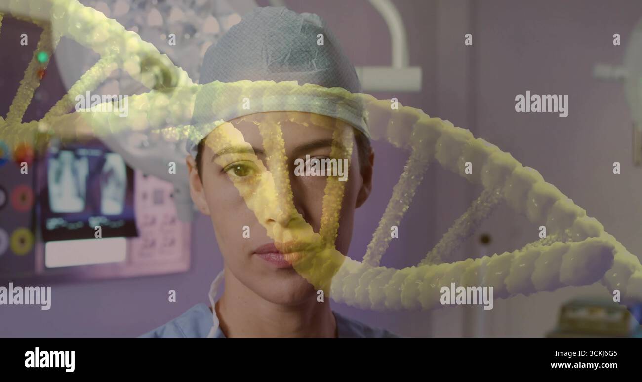 Medico in piedi che indossa scrub azzurri con cappuccio chirurgico nella sala di trattamento, con rivestimento DNA Foto Stock