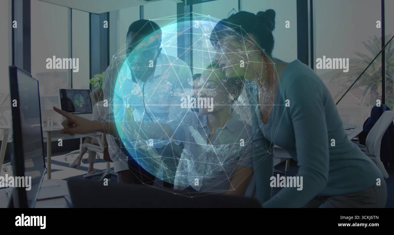 Squadra che indossa un abbigliamento formale che collabora con il monitor in ufficio, con sovrapposizione digitale a globo Foto Stock