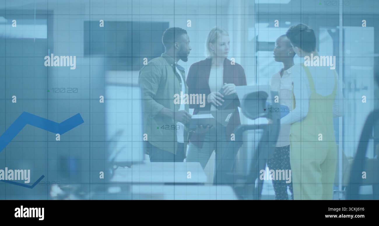 Colleghi che collaborano con tablet in ufficio, con cartelle di documenti e monitor per computer Foto Stock