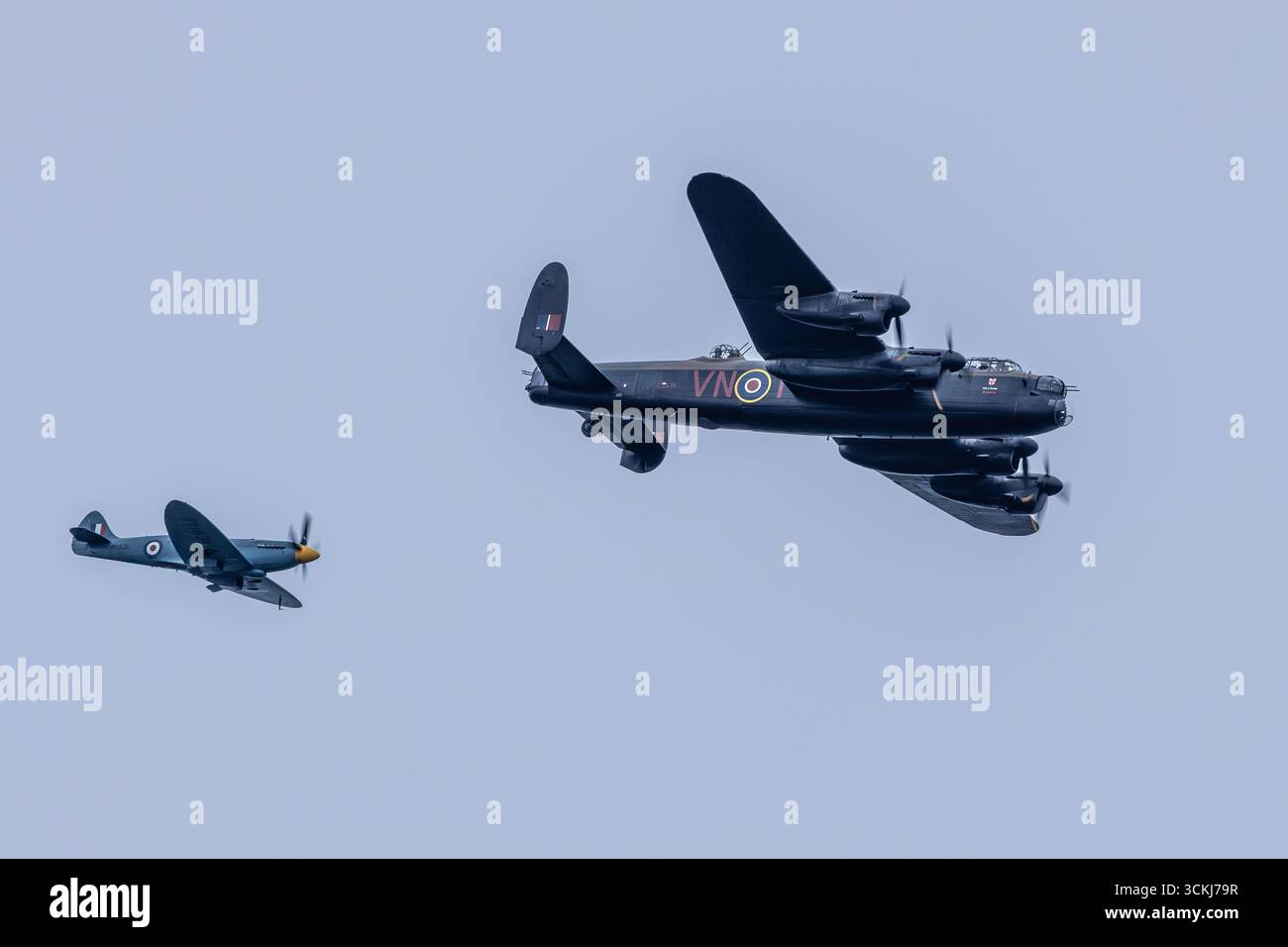 Battle of Britain Memorial Flight, Lancaster Bomber PA474 e Spitfire PR Mk XIX PM631 in volo durante l'International Ayr Show Festival of Flight. Foto Stock