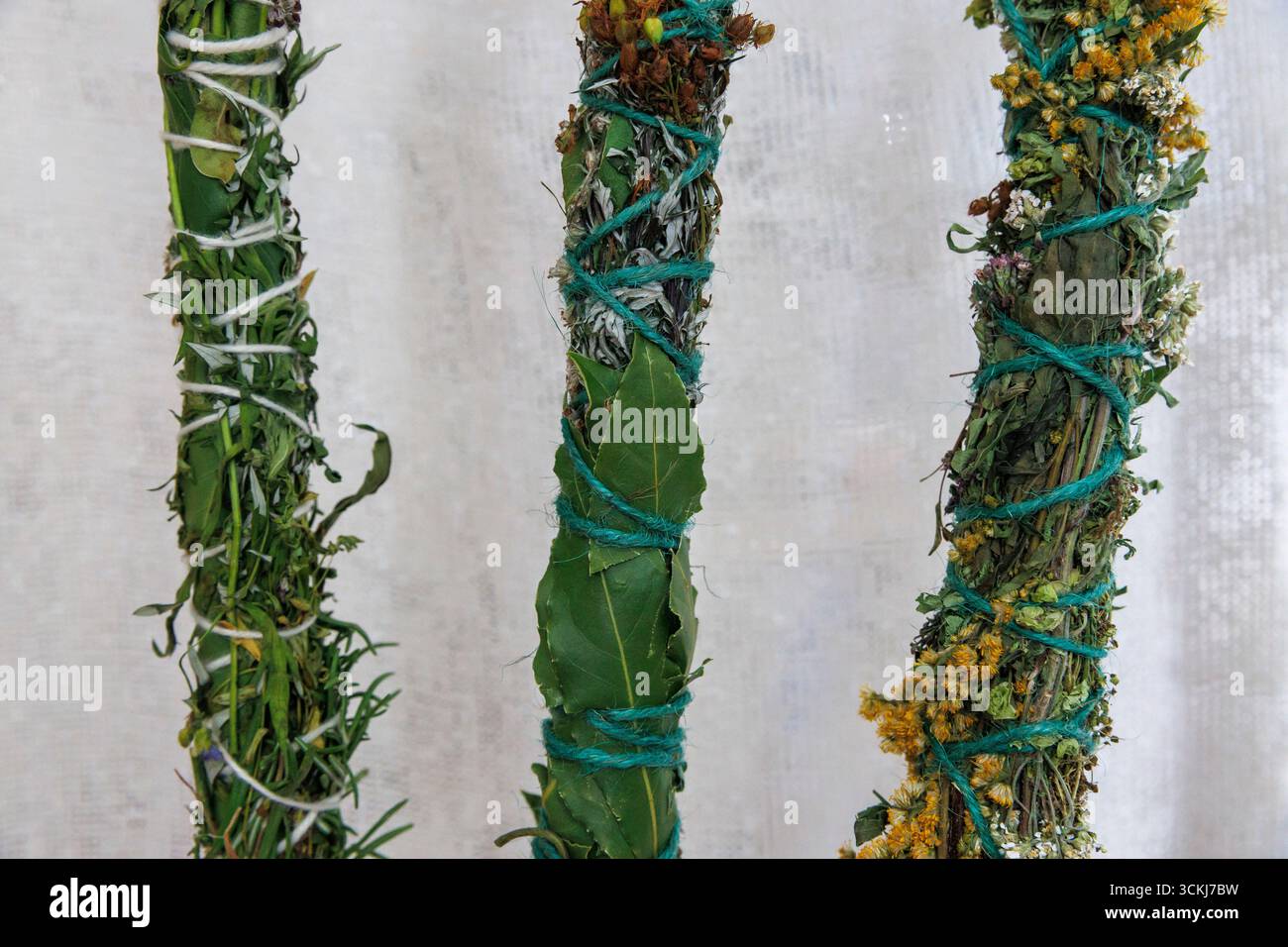 Smudge Sticks, erbe selvatiche essiccate arrotolate in bastoncini per fumare, Germania. Foto Stock