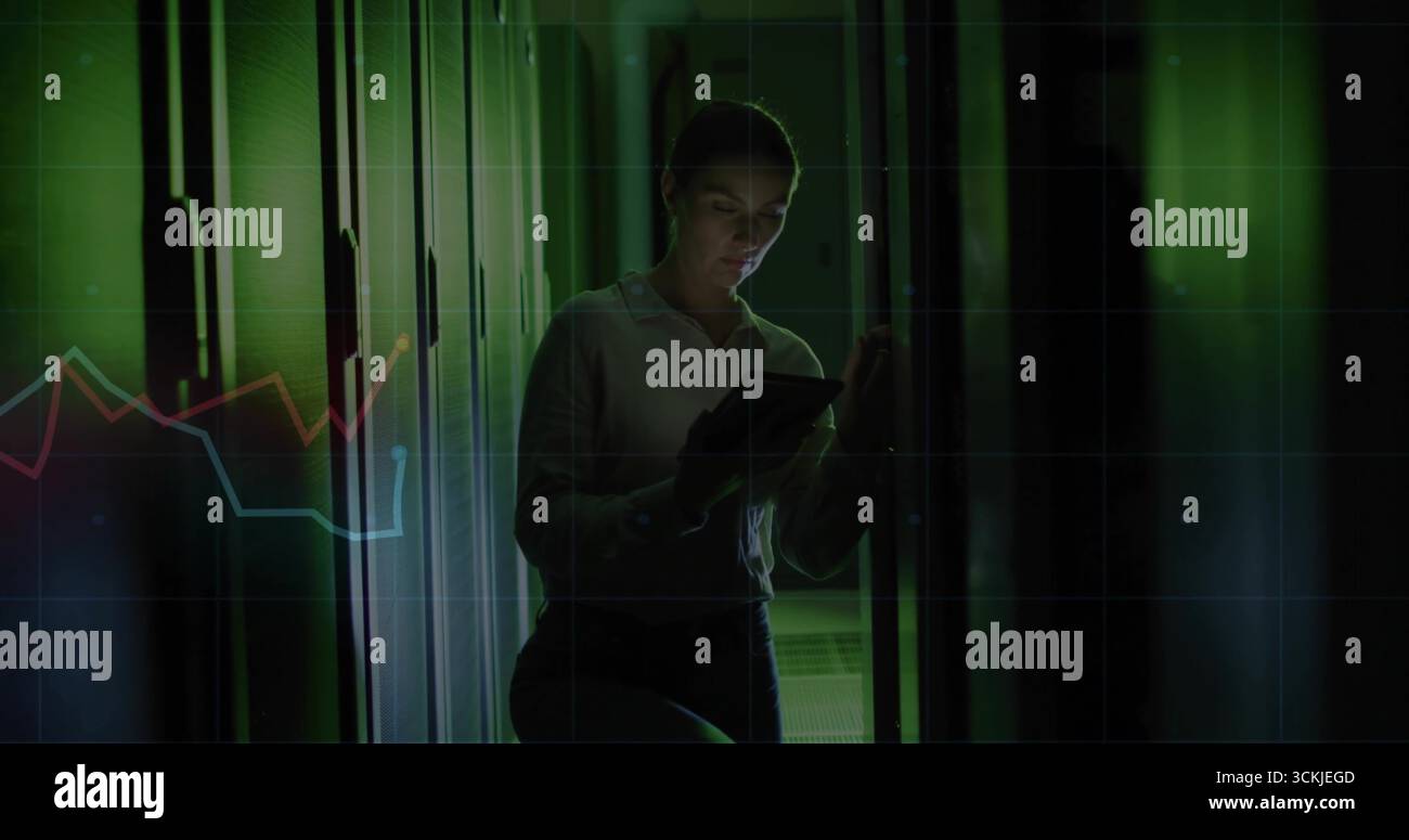 Tecnico IT in piedi con tablet, monitoraggio delle sovrapposizioni nella corsia del data center, con rack illuminati a LED Foto Stock