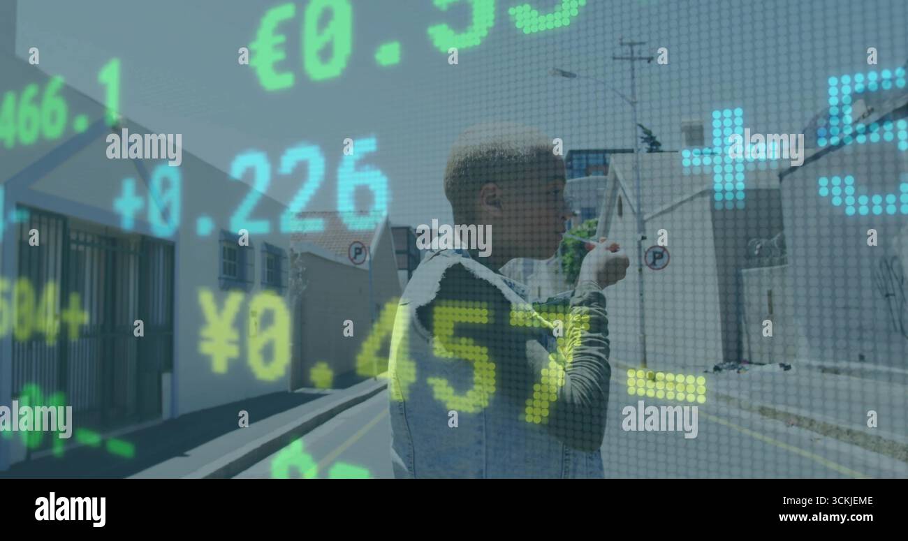 Donna sorseggiante che indossa una giacca in denim che regge una tazza di caffè in strada, sovrapposizione fluttuante di dati finanziari Foto Stock