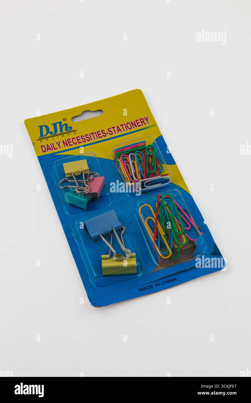 Ucraina Lviv 15.08.25A confezione di clip per carta colorate assortite e clip per legante è aperta, con varie dimensioni e colori vivaci, ideale per l'organizzazione Foto Stock