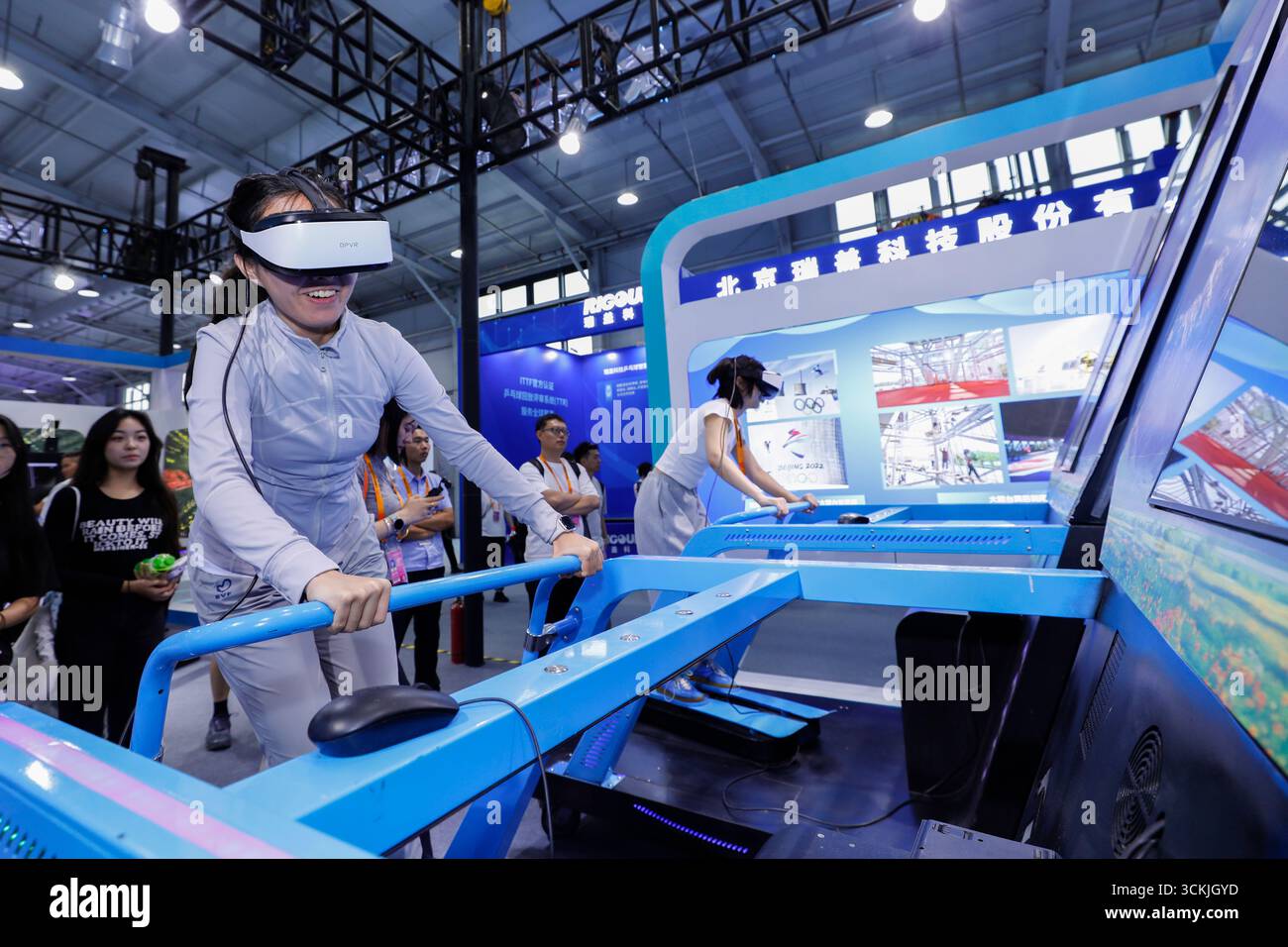 Pechino, Cina. 10 settembre 2025. I visitatori possono sperimentare lo sci VR durante la China International Fair for Trade in Services (CIFTIS) 2025 a Pechino, capitale della Cina, 10 settembre 2025. Crediti: Chang Nengjia/Xinhua/Alamy Live News Foto Stock