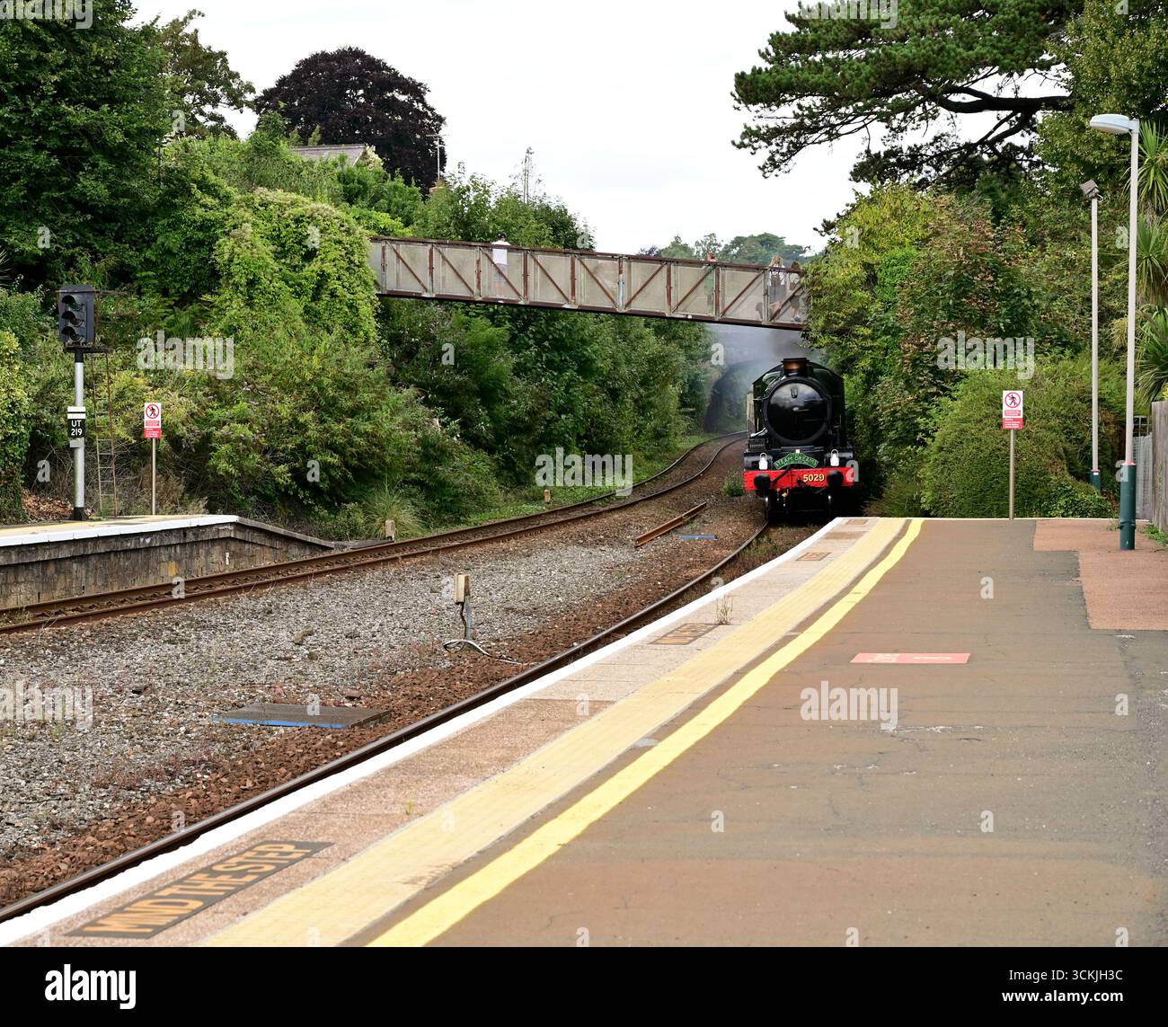 Locomotiva di classe GWR Castle n. 5029 Nunney Castle in avvicinamento alla stazione di Torquay con l'English Riviera Express, diretta a Kingswear. Foto Stock