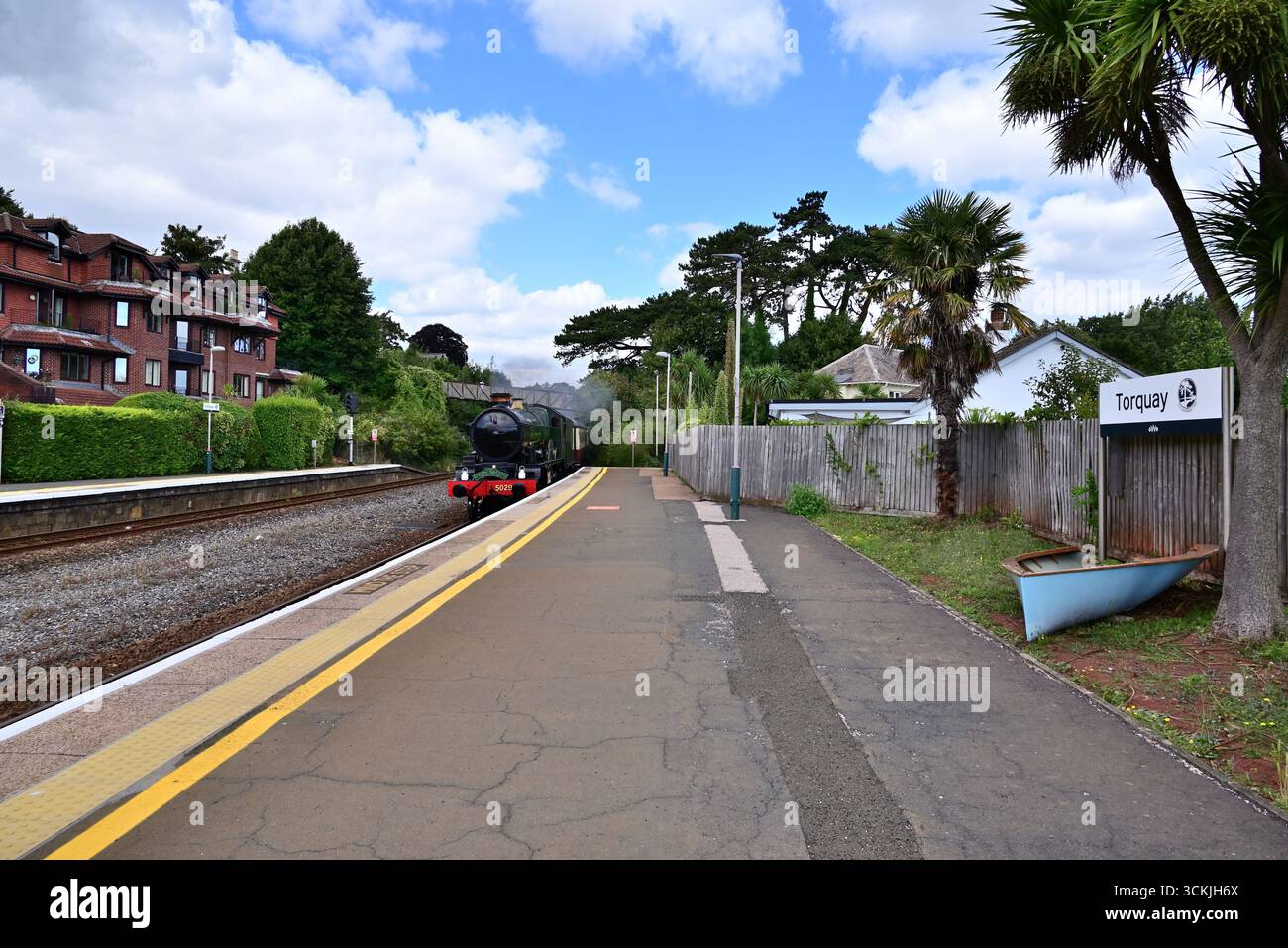 Locomotiva di classe GWR Castle n. 5029 Nunney Castle passando per la stazione di Torquay con l'English Riviera Express, diretta a Kingswear. Foto Stock