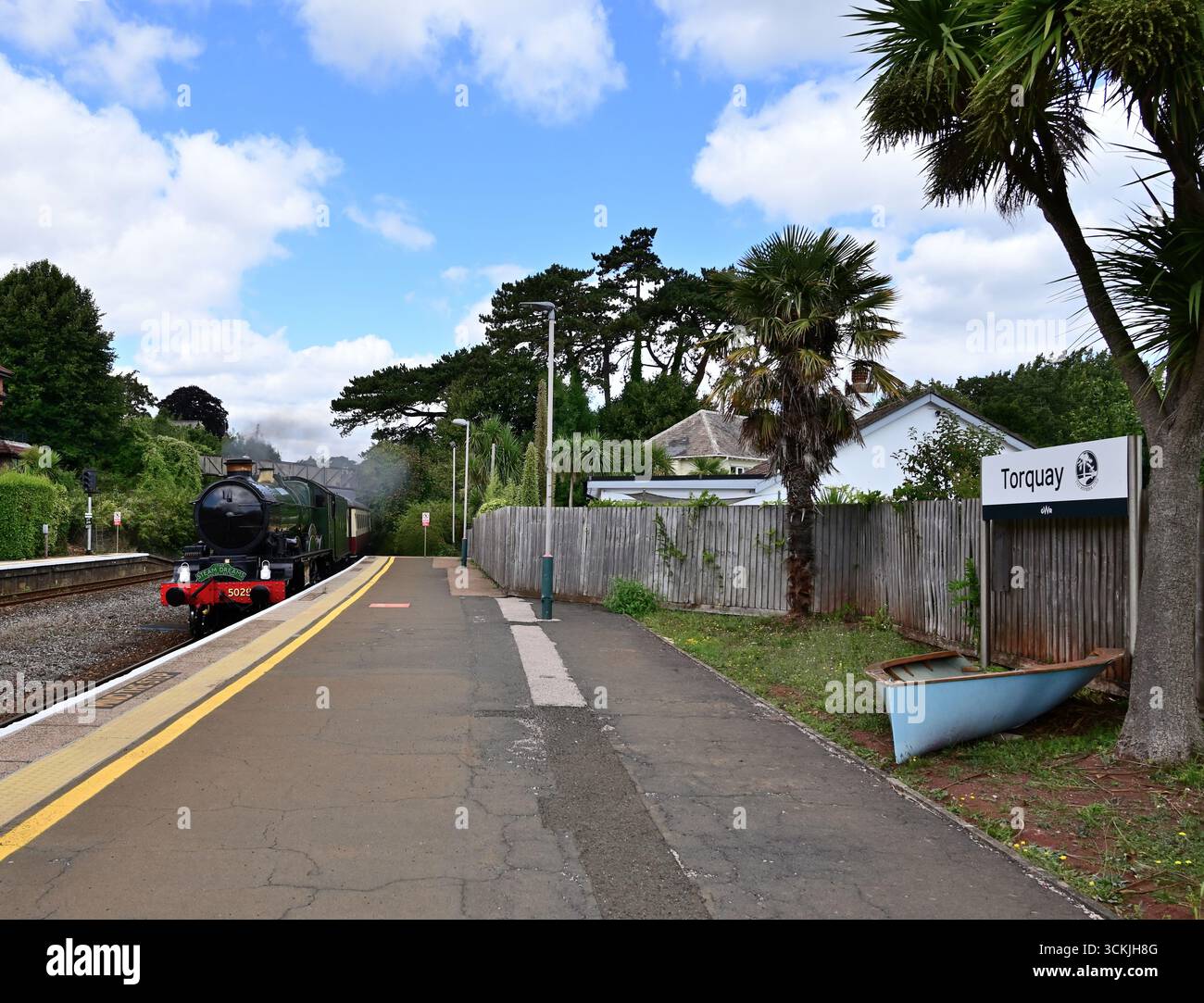 Locomotiva di classe GWR Castle n. 5029 Nunney Castle passando per la stazione di Torquay con l'English Riviera Express, diretta a Kingswear. Foto Stock