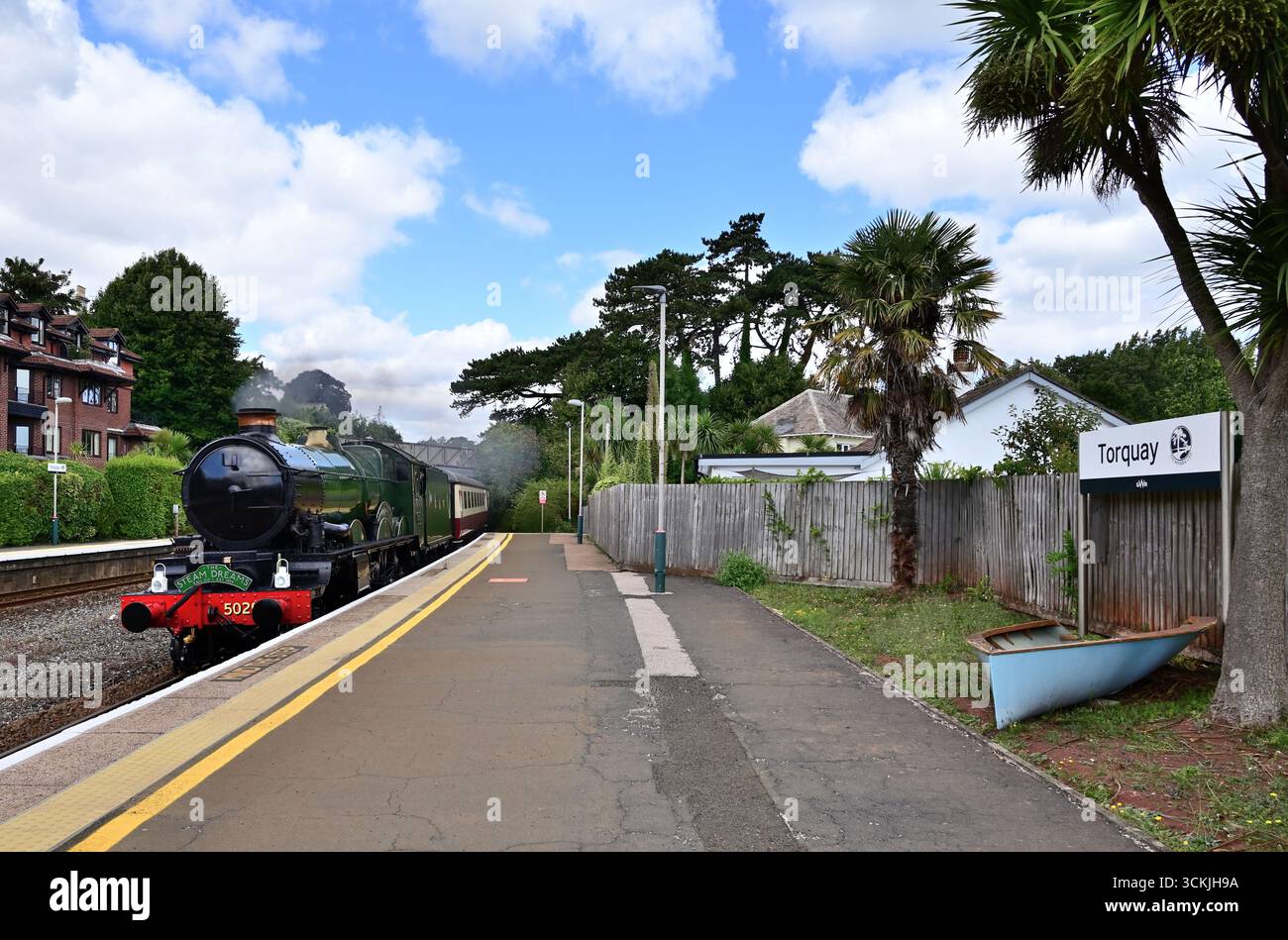 Locomotiva di classe GWR Castle n. 5029 Nunney Castle passando per la stazione di Torquay con l'English Riviera Express, diretta a Kingswear. Foto Stock