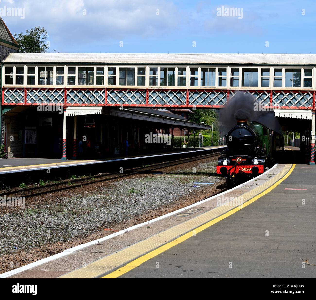 Locomotiva di classe GWR Castle n. 5029 Nunney Castle passando per la stazione di Torquay con l'English Riviera Express, diretta a Kingswear. Foto Stock