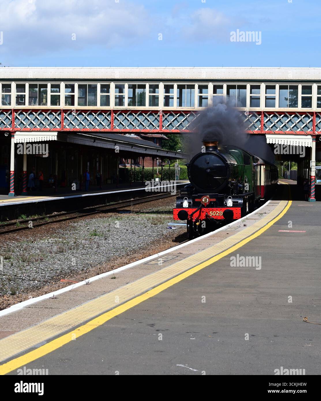 Locomotiva di classe GWR Castle n. 5029 Nunney Castle passando per la stazione di Torquay con l'English Riviera Express, diretta a Kingswear. Foto Stock