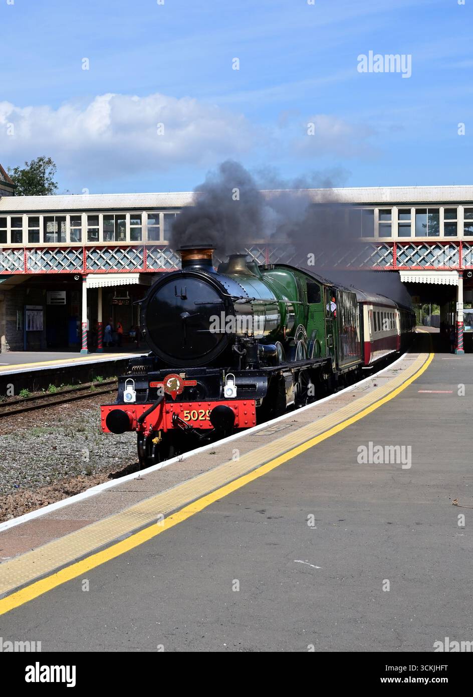Locomotiva di classe GWR Castle n. 5029 Nunney Castle passando per la stazione di Torquay con l'English Riviera Express, diretta a Kingswear. Foto Stock