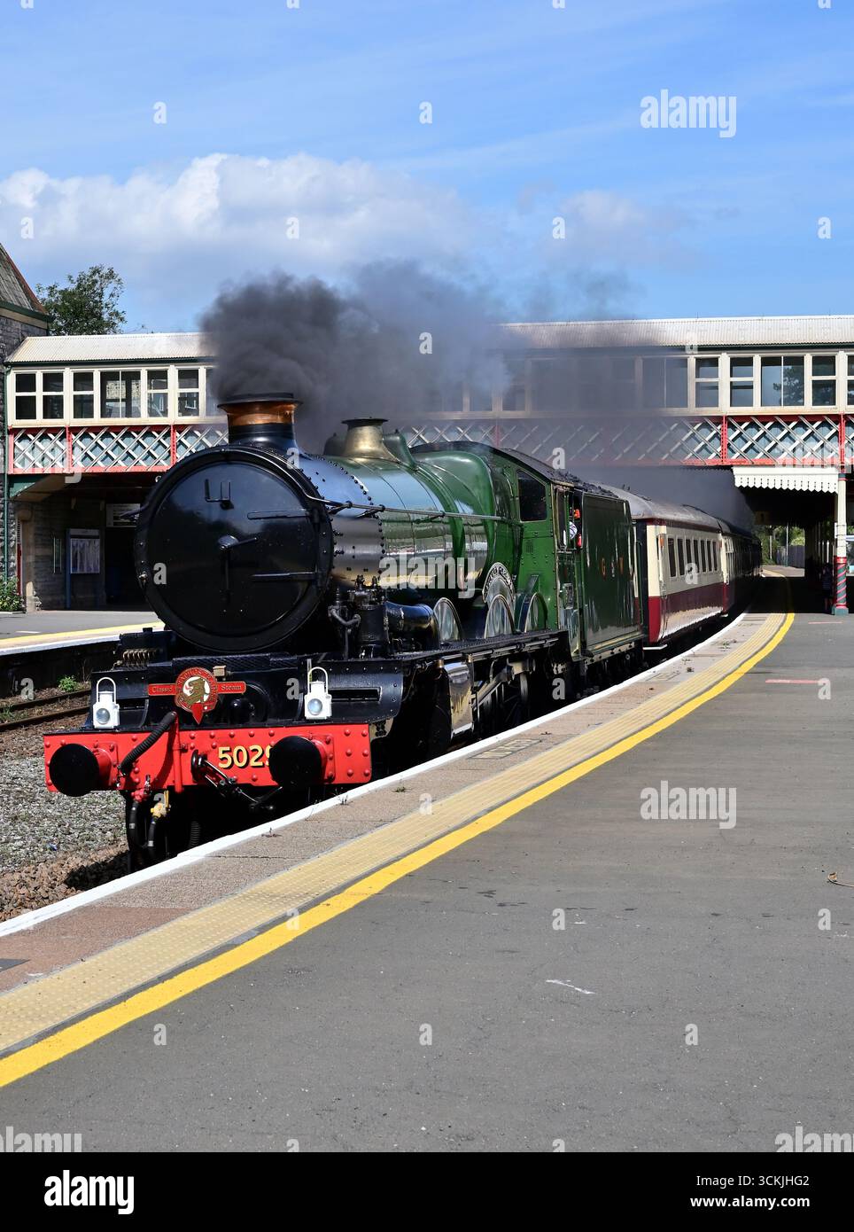 Locomotiva di classe GWR Castle n. 5029 Nunney Castle passando per la stazione di Torquay con l'English Riviera Express, diretta a Kingswear. Foto Stock