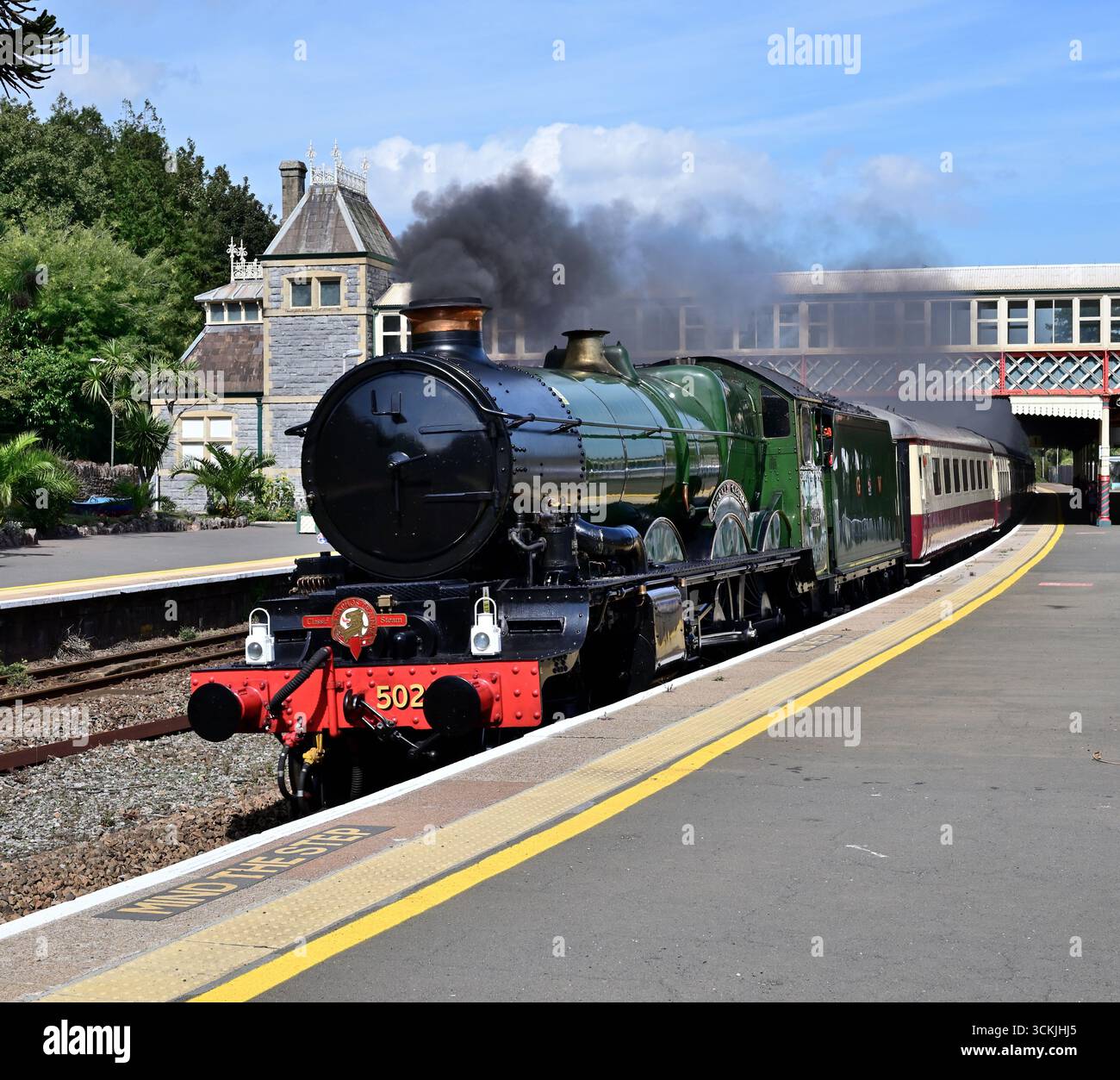 Locomotiva di classe GWR Castle n. 5029 Nunney Castle passando per la stazione di Torquay con l'English Riviera Express, diretta a Kingswear. Foto Stock