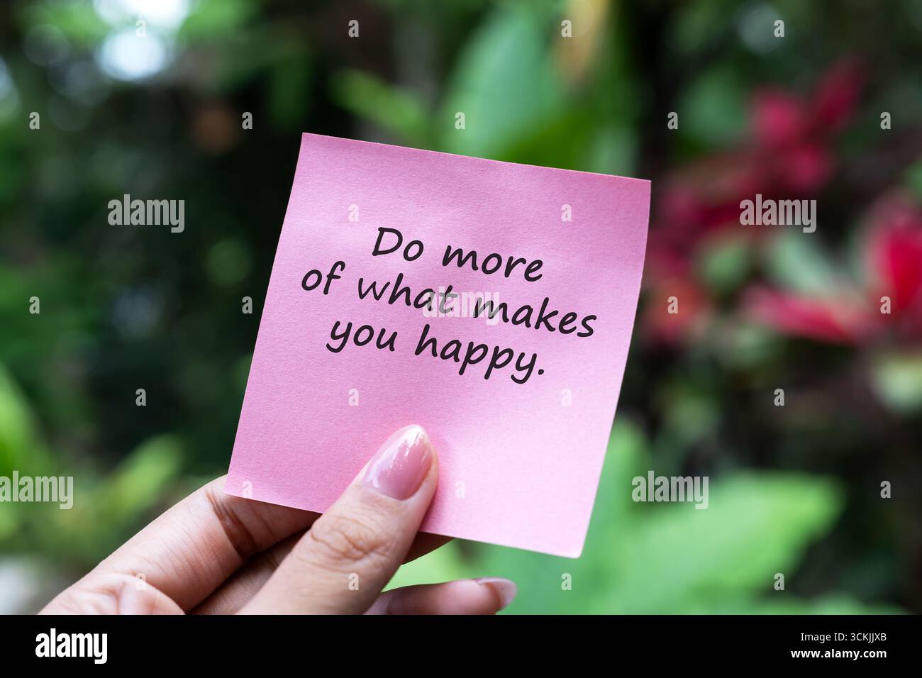 Tenere a mano un biglietto cartaceo con citazioni ispiratrici è molto più utile per rendere felici i clienti Foto Stock