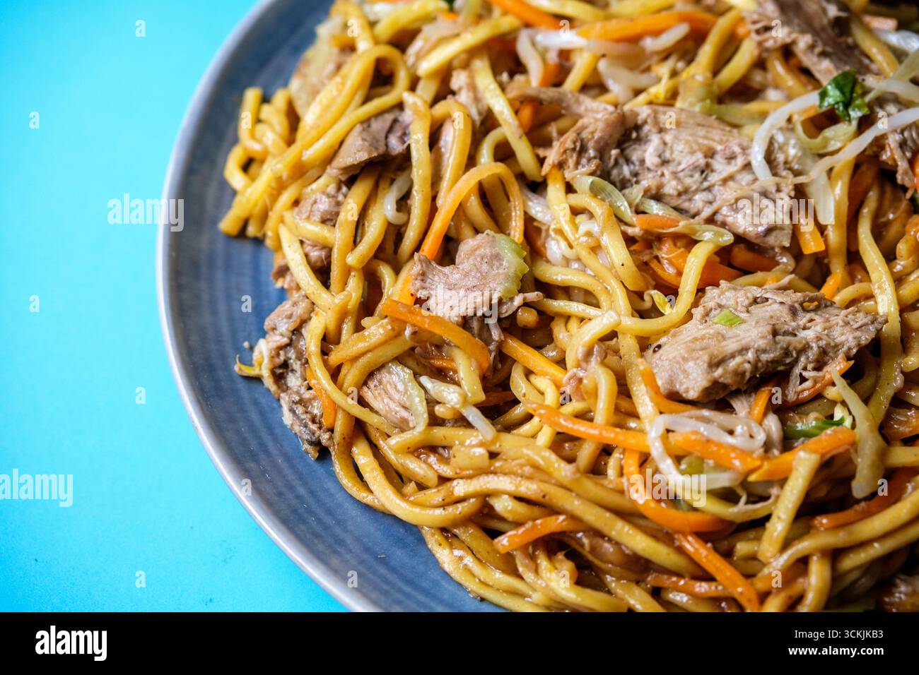 Londra Regno Unito, 12 settembre 2025, pasto con noodles di anatra Hoisin in stile cinese Foto Stock