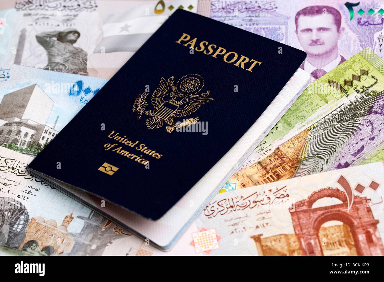 Passaporto americano con denaro siriano - sterline Foto Stock
