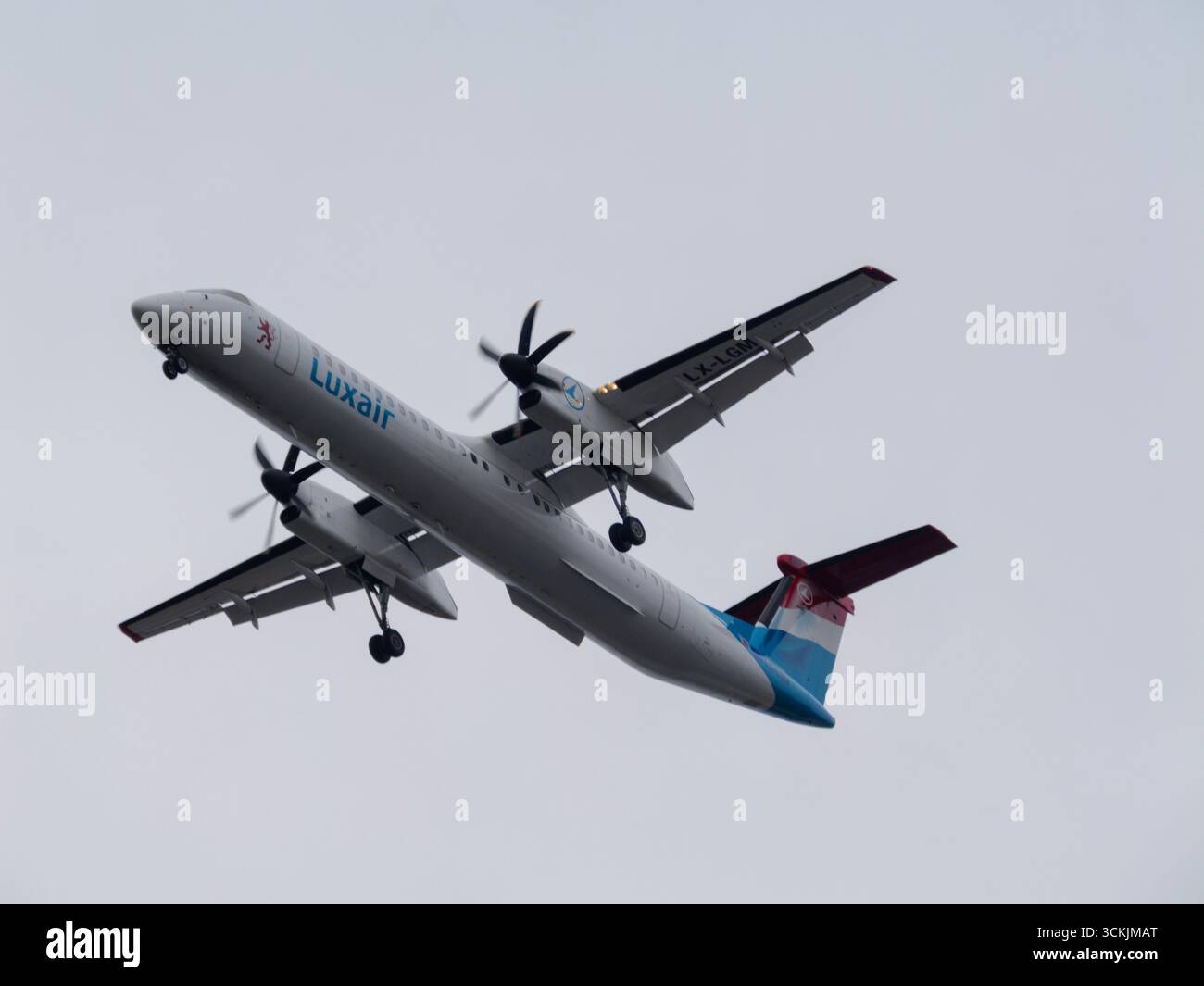 Luxair Bombardier DHC-8-400 noto anche come Dash 8 Q400 registrazione LX LGM, che vola all'aeroporto di City LCY Foto Stock