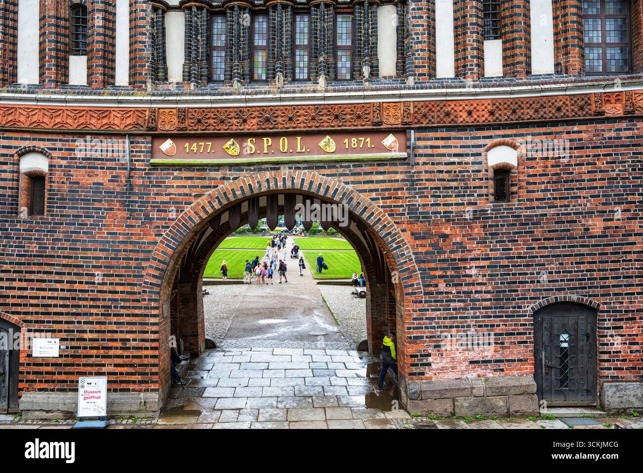 Ingresso ad arco al Museo Holstentor che traccia la storia commerciale della città nella storica città anseatica di Lübeck nello Schleswig-Holstein, Germania settentrionale Foto Stock